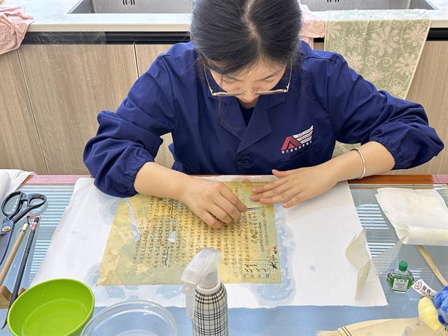 02-32 与浙江省档案事务所开展产学合作项目 《民国档案修复项目》.jpg 02-32 与浙江省档案事务所开展产学合作项目 《民国档案修复项目》.jpg