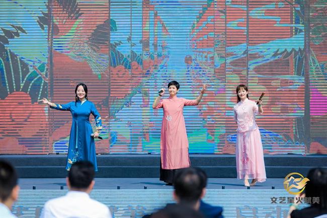 在西湖文化广场,教师张聿、耿绿洁、郑佳艳表演越剧、昆曲、京剧联唱.jpg 在西湖文化广场,教师张聿、耿绿洁、郑佳艳表演越剧、昆曲、京剧联唱.jpg