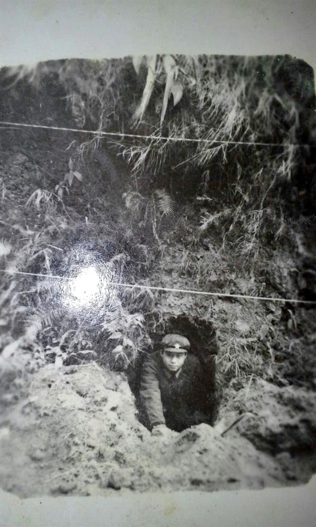四版之一1作者父亲在云南老山前线猫耳洞前.png