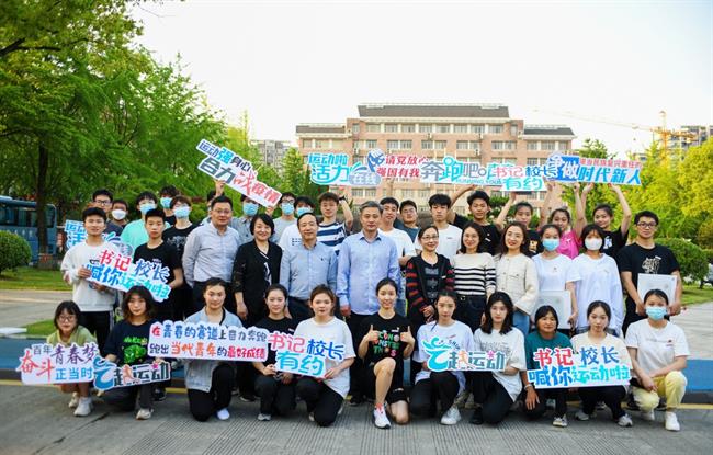 10.校训石前合影最终版.jpg 10.校训石前合影最终版.jpg