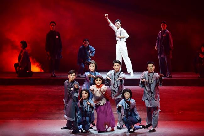 图4 由学校浙越班与浙江越剧团联合制作的现代越剧《红色浪漫》在浙江音乐学院九五剧场上演.jpg 图4 由学校浙越班与浙江越剧团联合制作的现代越剧《红色浪漫》在浙江音乐学院九五剧场上演.jpg