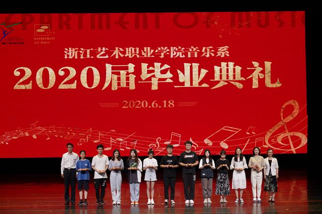 颁发毕业证书及礼物合影.png 颁发毕业证书及礼物合影.png