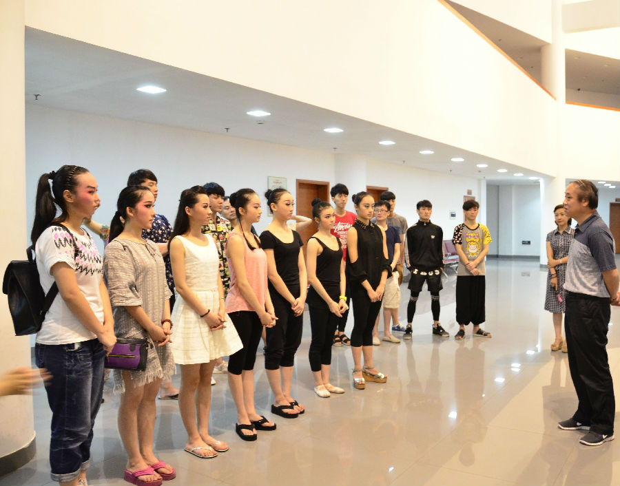 党委书记林国荣看望师生们并讲è¯?